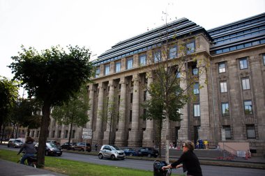 Klasik klasik antika bina ve Almanlar 11 Eylül 2017 'de Köln, Almanya' da Köln 'de Konrad Adenauer ufer caddesinde bisiklet sürüyorlar.