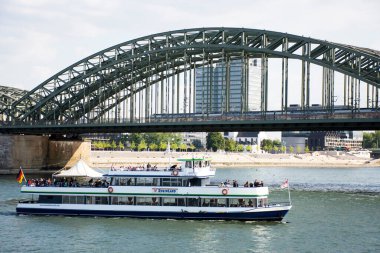 Alman halkı ve yabancı gezginler 10 Eylül 2019 'da Almanya' nın Köln kentinde, Hohenzollern Köprüsü 'nde, Ren Nehri' nden feribotla geçiyorlar.