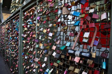 Eski asma kilit numaraları, aşığı gösteren kodlar. 10 Eylül 2019 'da Köln, Almanya' da, Köln 'de nehir kenarındaki Ren Nehri' nin ana kilidini kullanarak aşklarını gösteriyor.