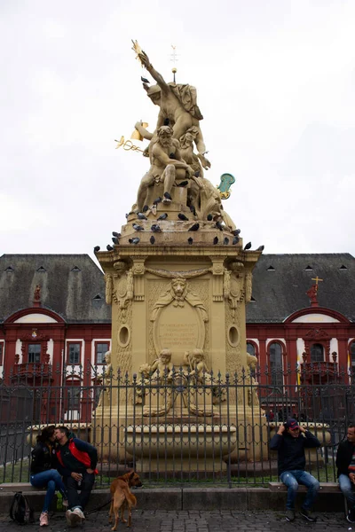 Tedeschi Viaggiatori Stranieri Viaggiano Marktplatzbrunnen Con Chiesa San Sebastiano Vecchio — Foto Stock