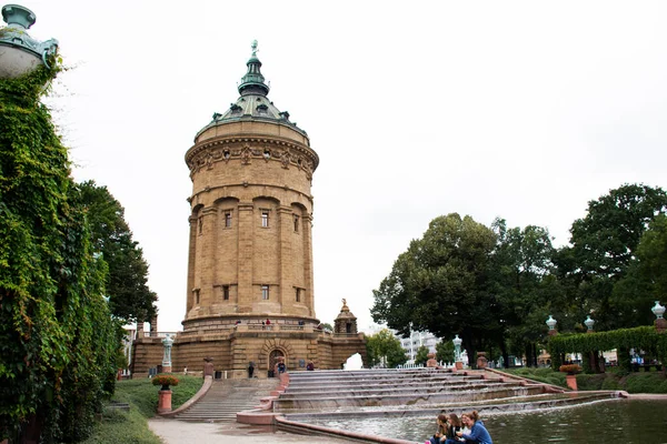 Alman halkı ve yabancı gezginler 9 Eylül 2019 'da Almanya' nın Baden-Wurttemberg kentinde Friedrichsplatz Meydanı 'ndaki Mannheimer Wasserturm Su Kulesi' ni ziyaret ettiler.