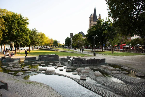 Alman halkı ve yabancı gezginler 10 Eylül 2019 'da Köln şehrindeki Hohenzollern köprüsü yakınlarındaki Rheingarten ya da Ren Bahçesi' nde ziyaret edip dinleniyorlar.