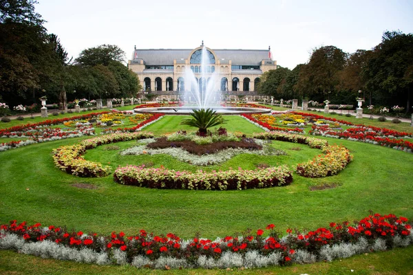 Flora botanik bahçesi ya da Alman halkı ve yabancı gezginler için Flora und Botanischer Garten kolu Almanya 'nın Köln kentindeki Amsterdamer Caddesi' ndeki Köln Zooloji Bahçesi 'ne yürüyüş gezisi
