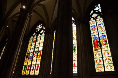 İç mimari tasarım ve dekorasyon Köln Katedrali veya Hohe Domkirche St Petrus und Maria veya Kolner Dom Kilisesi Alman halkı ve Almanya 'nın Köln kentindeki yabancı gezgin ziyaretleri