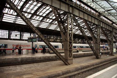 COLOGNE, GERMANY - 11 Eylül 2017 'de Almanya' nın Köln kentinde Köln veya Kolne Merkez Hauptbahnhof tren istasyonunda bekleyen Alman halkı ve yabancı yolcular