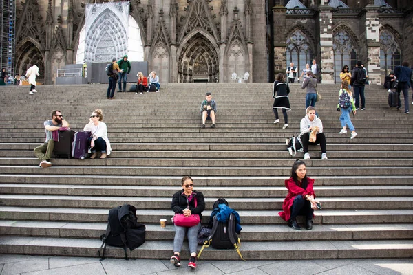 Deutsche Und Ausländische Reisende Besuchen Und Respektieren Den Betenden Gott — Stockfoto