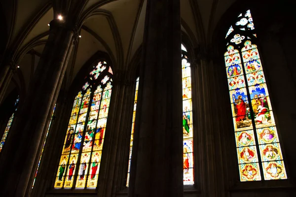 İç mimari tasarım ve dekorasyon Köln Katedrali veya Hohe Domkirche St Petrus und Maria veya Kolner Dom Kilisesi Alman halkı ve Almanya 'nın Köln kentindeki yabancı gezgin ziyaretleri