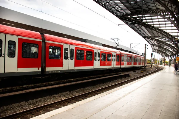 COLOGNE, GERMANY - 11 Eylül 2017 'de Almanya' nın Köln kentinde Köln veya Kolne Merkez Hauptbahnhof tren istasyonunda bekleyen Alman halkı ve yabancı yolcular