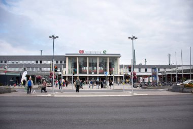 Dortmund Hauptbahnhof İstasyonu önünde 12 Eylül 2019 'da Dortmund, Kuzey Ren-Vestfalya, Almanya' da iş gezisi yapan ve seyahat eden Alman vatandaşları ve manzara manzarası