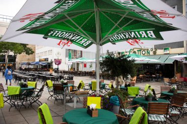 Alman halkı ve yabancı gezginler için Ostenhellweg yolundaki lüks modern yerel restoran 12 Eylül 2019 'da Almanya' nın Kuzey Ren-Vestfalya kentindeki Dortmund şehrinde içki servisi ve yemek servisi kullanmaktadır.