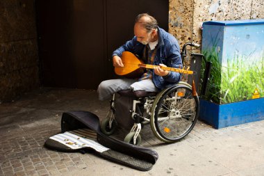 İhtiyar, 12 Eylül 2019 'da Almanya' nın Kuzey Ren-Vestfalya kentinde Dortmund şehrindeki Ostenhellweg yolunda Alman halkına ve yabancı yolculara sokak pazarında Pin Harp müziği çalmayı engelledi.