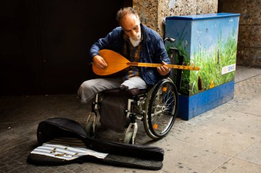 İhtiyar, 12 Eylül 2019 'da Almanya' nın Kuzey Ren-Vestfalya kentinde Dortmund şehrindeki Ostenhellweg yolunda Alman halkına ve yabancı yolculara sokak pazarında Pin Harp müziği çalmayı engelledi.