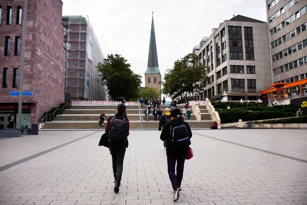 Deutsche Und Ausländische Reisende Die Auf Der Straße Unterwegs Sind — Stockfoto