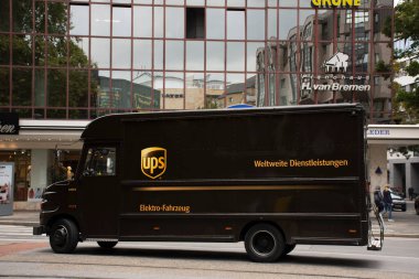 12 Eylül 2019 'da Almanya' nın Kuzey Ren-Vestfalya kentindeki Dortmund şehrindeki Ostenhellweg yoluna mal göndermek ve almak için lüks kamyonet kullanan Alman halkı