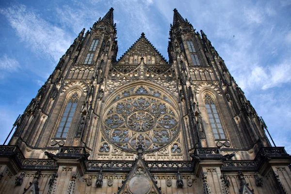 Prag Kalesi 'ndeki klasik antika bina Çek halkı ve yabancı gezginler için gezintiye çıkıp Prag, Çek Cumhuriyeti' nde fotoğraf çekiyorlar.