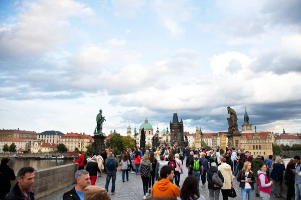 Češi Cizinci Přecházejí Přes Vltavu Pražský Hrad Staré Město Navštíví — Stock fotografie
