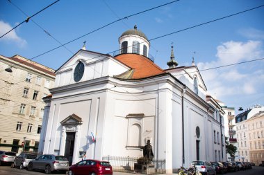 Avusturyalılar ve yabancı gezginler için klasik antika bina 24 Eylül 2019 'da Avusturya' nın Viyana kentinde bulunan Kirche zum Heiligen Kreuz kilisesinde Tanrı 'ya dua etmek ve ziyaret etmek.