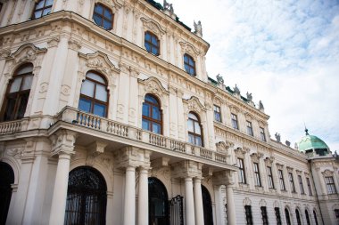 Avusturya halkı ve yabancı gezginler için klasik antika antika bina Belvedere Sarayı veya Avusturya 'nın Viyana kentindeki Schloss tarihi yapı kompleksi müzesini ziyaret ediyor