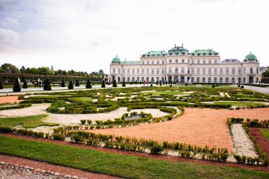 Avusturya 'nın başkenti Viyana' da 24 Eylül 2019 'da Avusturya halkı ve yabancı gezginler için tarihi yapı kompleksi müzesi ve Belvedere Sarayı' nın dış dekorasyon ve bahçe tasarımı