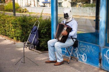 Avusturyalıların at kafası maskesi takıp 24 Eylül 2019 'da Avusturya' nın Viyana kentinde Avusturyalılara ve yabancı yolculara göstermek için akordeon müzik klavye enstrümanları çalması