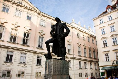 Avusturya halkı için Lessing Mimari Anıtı veya Lessing Denkmal kültürel heykeli ve yabancı gezginler için 24 Eylül 2019 'da Avusturya' nın Viyana kentinde Yahudi Soykırımı Anıtı meydanına seyahat ziyareti