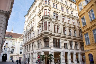 Avusturya halkı ve yabancı gezginler için klasik antika antika bina 24 Eylül 2019 'da Avusturya' nın Viyana kentinde Hoher Markt veya Der Hohe Markt 'ı ziyaret ve yürüyüş alışverişi yapıyor.