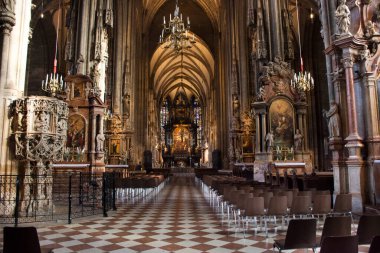 Stephan Katedrali veya Stephan Dom Avusturyalı ve yabancı gezginlerin klasik antika iç dekorasyon tasarımı 24 Eylül 2019 'da Avusturya' nın başkenti Viyana 'da Graben Yolu' na seyahat ediyor.