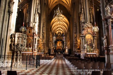 Stephan Katedrali veya Stephan Dom Avusturyalı ve yabancı gezginlerin klasik antika iç dekorasyon tasarımı 24 Eylül 2019 'da Avusturya' nın başkenti Viyana 'da Graben Yolu' na seyahat ediyor.