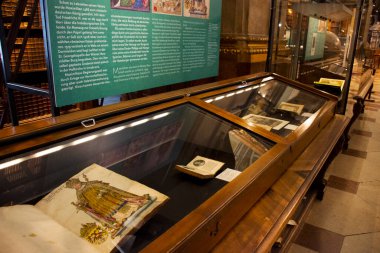 Avusturya Halk ve yabancı gezginler için Avusturya Ulusal Kütüphanesi 'nin klasik antika sanat iç dekorasyon tasarımı 24 Eylül 2019' da Avusturya 'nın Viyana kentinde Neue Burg Wing' i ziyaret etti.