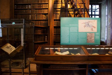 Avusturya Halk ve yabancı gezginler için Avusturya Ulusal Kütüphanesi 'nin klasik antika sanat iç dekorasyon tasarımı 24 Eylül 2019' da Avusturya 'nın Viyana kentinde Neue Burg Wing' i ziyaret etti.