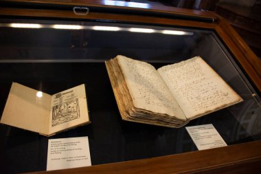 Avusturya Halk ve yabancı gezginler için Avusturya Ulusal Kütüphanesi 'nin klasik antika sanat iç dekorasyon tasarımı 24 Eylül 2019' da Avusturya 'nın Viyana kentinde Neue Burg Wing' i ziyaret etti.