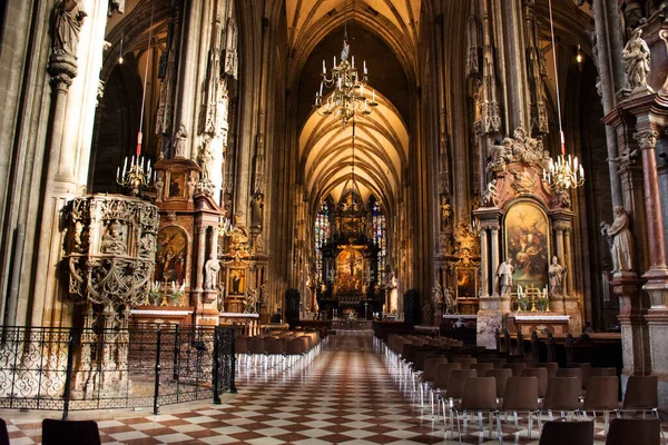 Stephan Katedrali veya Stephan Dom Avusturyalı ve yabancı gezginlerin klasik antika iç dekorasyon tasarımı 24 Eylül 2019 'da Avusturya' nın başkenti Viyana 'da Graben Yolu' na seyahat ediyor.