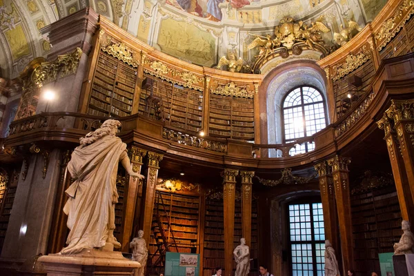 Centro Estatuas Prunksaal Antigua Biblioteca Imperial Para Austriacos Viajeros Extranjeros — Foto de Stock