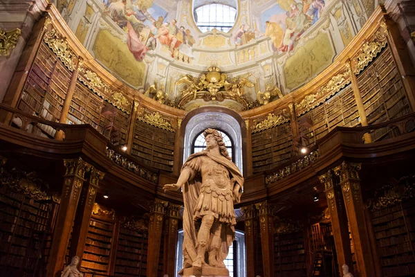 Centro Estatuas Prunksaal Antigua Biblioteca Imperial Para Austriacos Viajeros Extranjeros — Foto de Stock