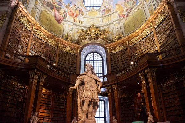 Centro Estatuas Prunksaal Antigua Biblioteca Imperial Para Austriacos Viajeros Extranjeros — Foto de Stock