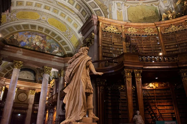 Centro Estatuas Prunksaal Antigua Biblioteca Imperial Para Austriacos Viajeros Extranjeros — Foto de Stock