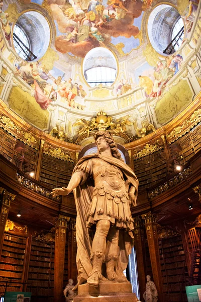 Centro Estatuas Prunksaal Antigua Biblioteca Imperial Para Austriacos Viajeros Extranjeros — Foto de Stock