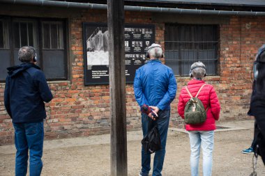 Polonyalı ya da Polonyalı insanlar ve yabancı seyahat grupları 20 Eylül 2019 'da Polonya' nın Varşova kentinde bulunan Auschwitz Nazi toplama ve imha kampında tarihi bir ziyaret gerçekleştirdiler.