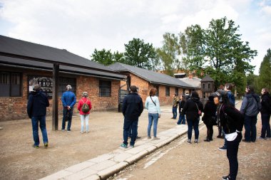 Polonyalı ya da Polonyalı insanlar ve yabancı seyahat grupları 20 Eylül 2019 'da Polonya' nın Varşova kentinde bulunan Auschwitz Nazi toplama ve imha kampında tarihi bir ziyaret gerçekleştirdiler.