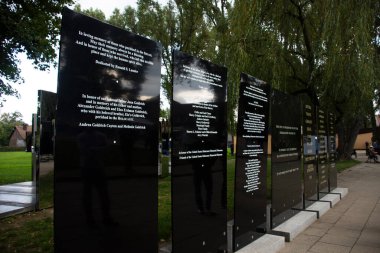 Polonyalı ya da Polonyalı insanlar ve yabancı seyahat grupları 20 Eylül 2019 'da Polonya' nın Varşova kentinde bulunan Auschwitz Nazi toplama ve imha kampında tarihi bir ziyaret gerçekleştirdiler.