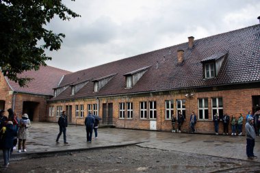 Polonyalı ya da Polonyalı insanlar ve yabancı seyahat grupları 20 Eylül 2019 'da Polonya' nın Varşova kentinde bulunan Auschwitz Nazi toplama ve imha kampında tarihi bir ziyaret gerçekleştirdiler.