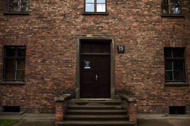 Polonyalı ya da Polonyalı insanlar ve yabancı seyahat grupları 20 Eylül 2019 'da Polonya' nın Varşova kentinde bulunan Auschwitz Nazi toplama ve imha kampında tarihi bir ziyaret gerçekleştirdiler.