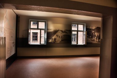 Polonyalı ya da Polonyalı insanlar ve yabancı seyahat grupları 20 Eylül 2019 'da Polonya' nın Varşova kentinde bulunan Auschwitz Nazi toplama ve imha kampında tarihi bir ziyaret gerçekleştirdiler.