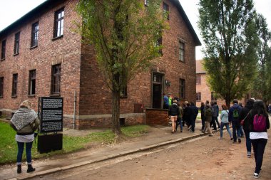 Polonyalı ya da Polonyalı insanlar ve yabancı seyahat grupları 20 Eylül 2019 'da Polonya' nın Varşova kentinde bulunan Auschwitz Nazi toplama ve imha kampında tarihi bir ziyaret gerçekleştirdiler.