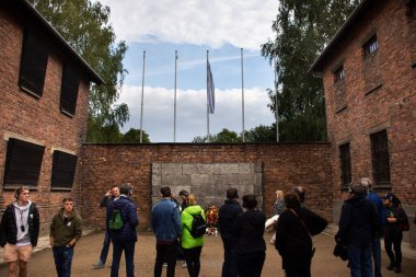 Polonyalı ya da Polonyalı insanlar ve yabancı seyahat grupları 20 Eylül 2019 'da Polonya' nın Varşova kentinde bulunan Auschwitz Nazi toplama ve imha kampında tarihi bir ziyaret gerçekleştirdiler.