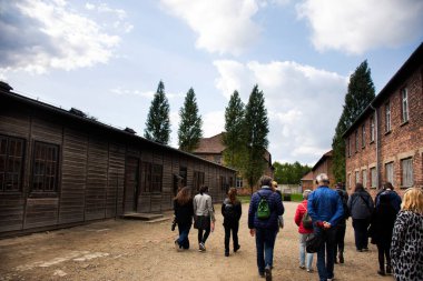 Polonyalı ya da Polonyalı insanlar ve yabancı seyahat grupları 20 Eylül 2019 'da Polonya' nın Varşova kentinde bulunan Auschwitz Nazi toplama ve imha kampında tarihi bir ziyaret gerçekleştirdiler.