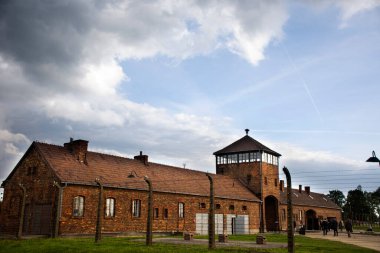 Polonyalı ya da Polonyalı insanlar ve yabancı seyahat grupları 20 Eylül 2019 'da Polonya' nın Varşova kentinde bulunan Auschwitz Nazi toplama ve imha kampında tarihi bir ziyaret gerçekleştirdiler.