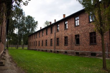 Polonyalı ya da Polonyalı insanlar ve yabancı seyahat grupları 20 Eylül 2019 'da Polonya' nın Varşova kentinde bulunan Auschwitz Nazi toplama ve imha kampında tarihi bir ziyaret gerçekleştirdiler.