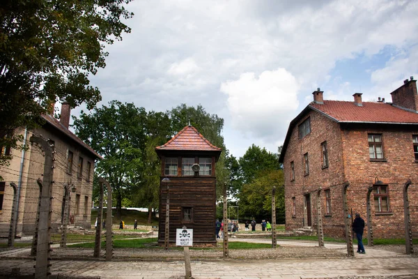 Polacy Polacy Oraz Zagraniczni Podróżnicy Zwiedzają Zwiedzanie Historycznego Obozu Koncentracyjnego — Zdjęcie stockowe