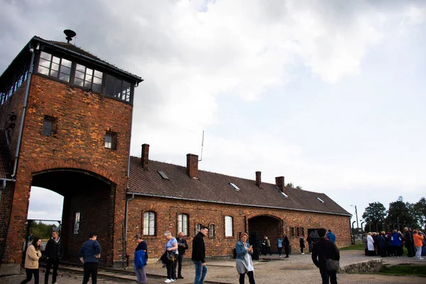 Visita Grupos Viajeros Polacos Polacos Extranjeros Campamento Concentración Exterminio Nazi —  Fotos de Stock
